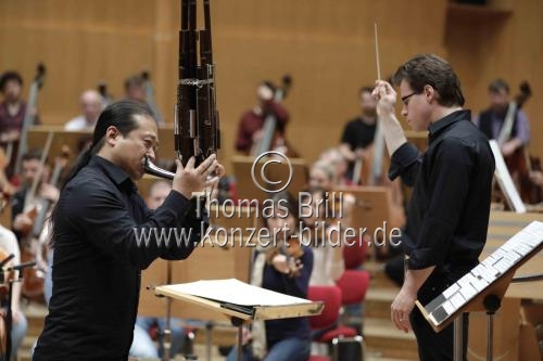 Chinesische Sheng-Spieler Wu Wei gastiert in Begleitungder Bamberger Symphoniker-Bayerische Staatsphilharmonie unter der Leitung des tschechischen Dirigenten Jakub Hrůša in der Philharmonie Köln (&copy; Thomas Brill)